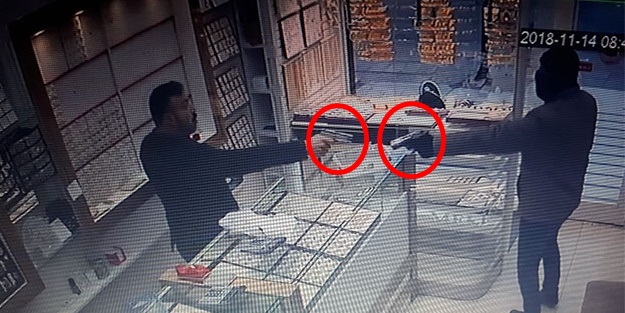 Kuyumcu soyguncuyu böyle püskürttü