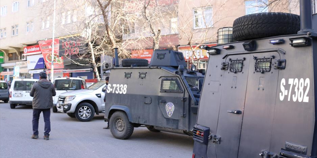Kuyumcu ve berbere silahlı saldırı: Yaralılar var