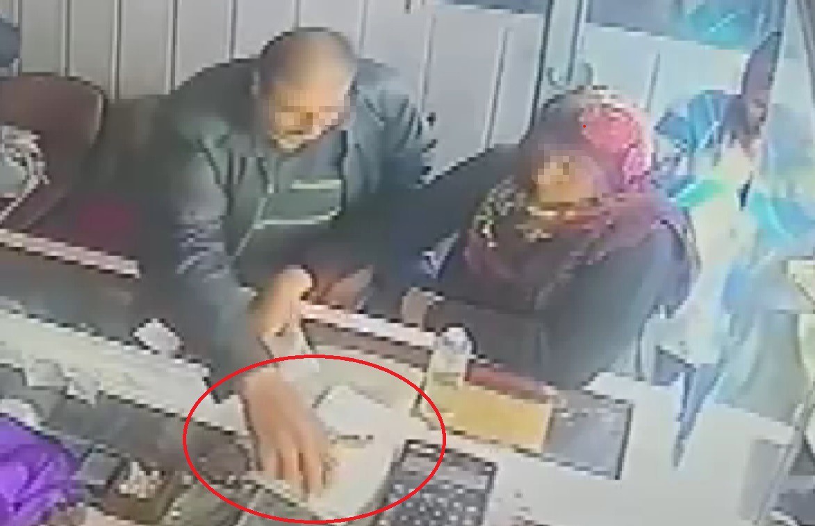 Kuyumcuda altın bakan şahıs kaşla göz arasında 100 bin TL'lik altın bilekliği cebine attı