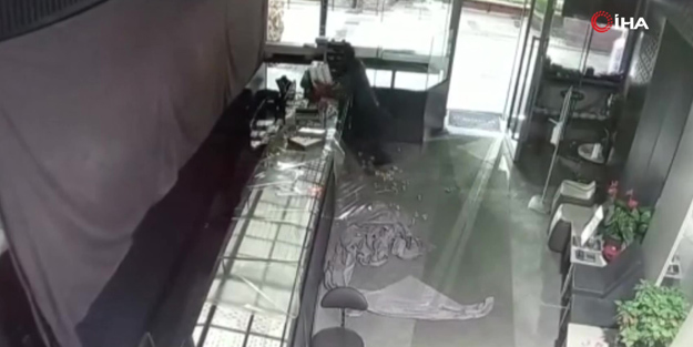 Kuyumcuda hırsızlık anı! Saniyeler içinde tezgahı boşalttılar