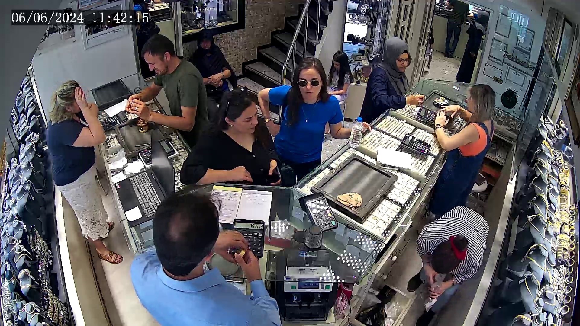 Kuyumcuda incelediği 300 bin liralık bilezikleri bir anda alıp kaçtı