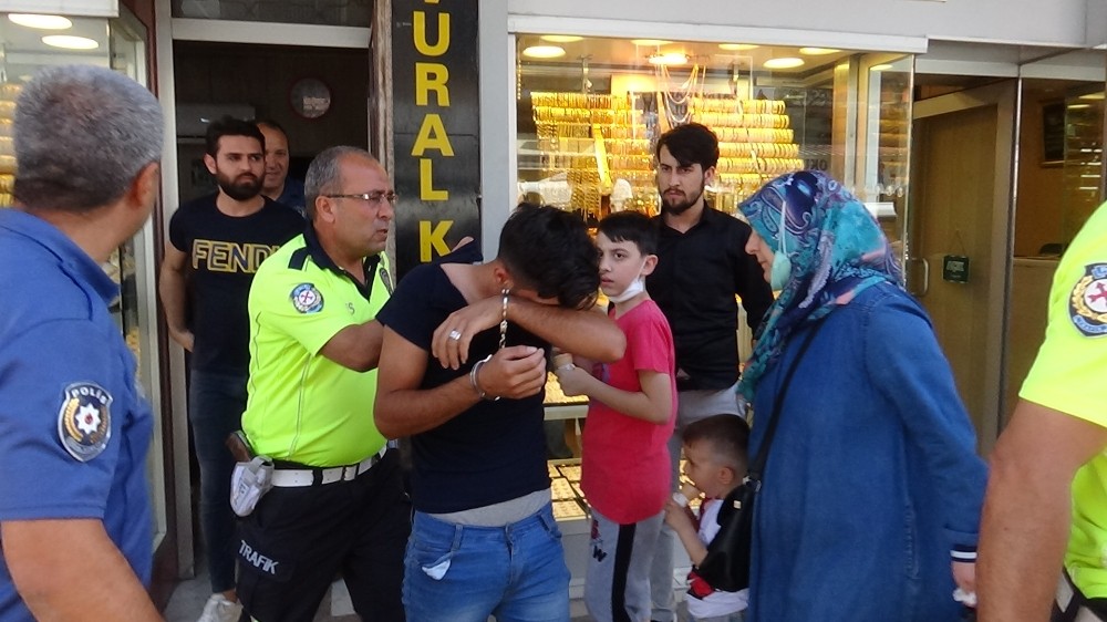 Kuyumcudan altın çaldı kaçarken yakalandı 