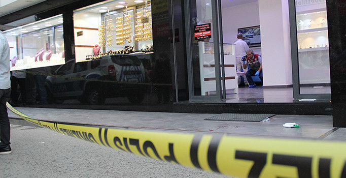 Kuyumcudan istediğini alamayan soyguncu iki çalışanı vurarak kaçtı