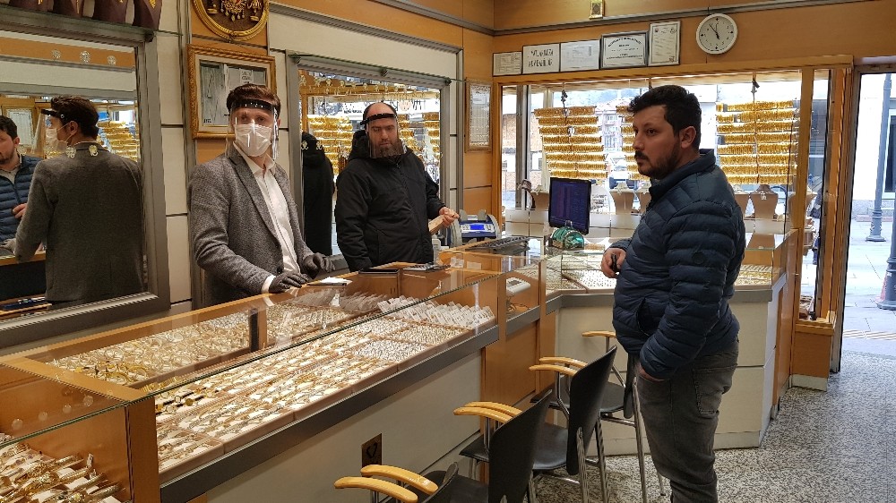 Kuyumcular 1 haftalık aranın ardından 2 günlüğüne kepenklerini açtı 