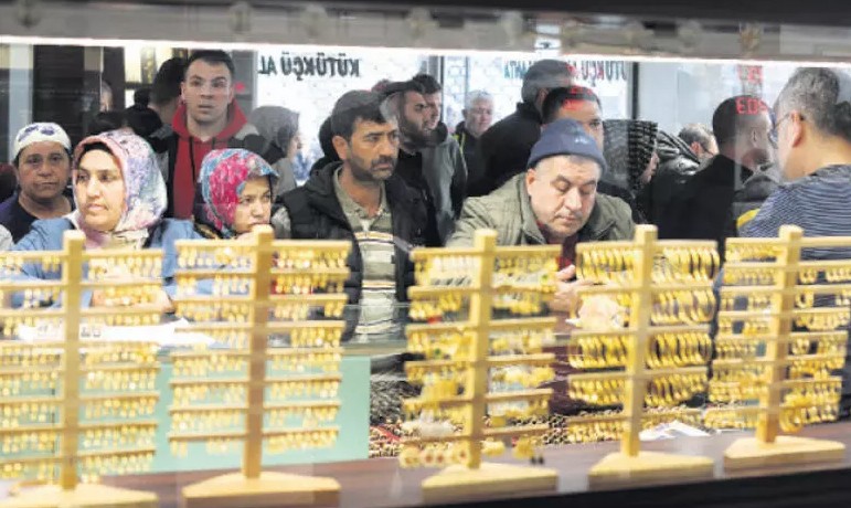 Kuyumcuların o tahminini duyan altına koşuyor! Gram altında akılları baştan alan rakam