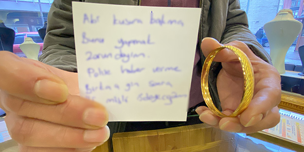 Kuyumcuya bu notu bırakıp bileziği çaldı!