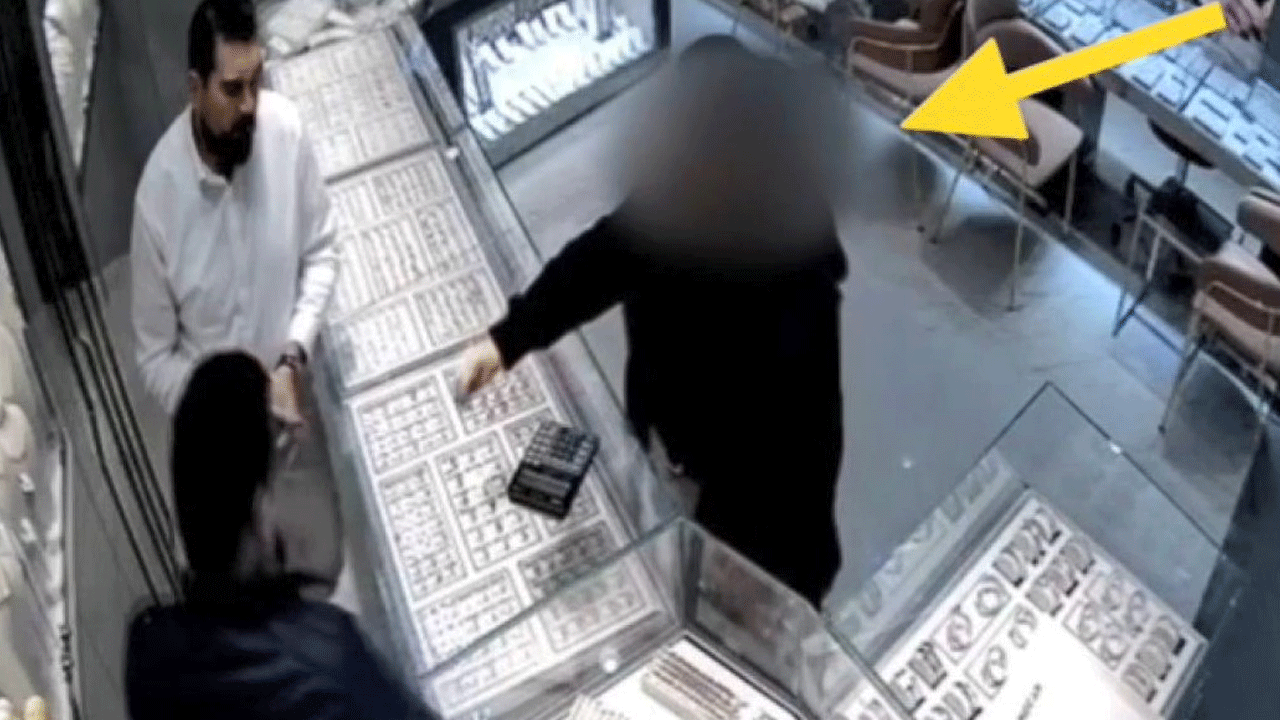 Kuyumcuyu bile oltasına takan kadın! Sani saniye görüntülendi!