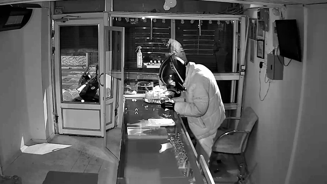 Kuyumcuyu ‘kuyumcu titizliği’yle soydu