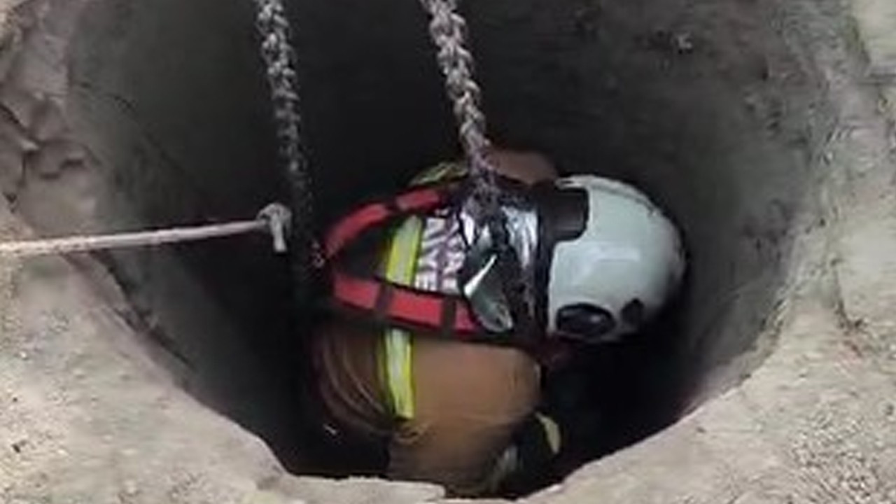 Kuyuya düşen köpeği itfaiye böyle kurtardı