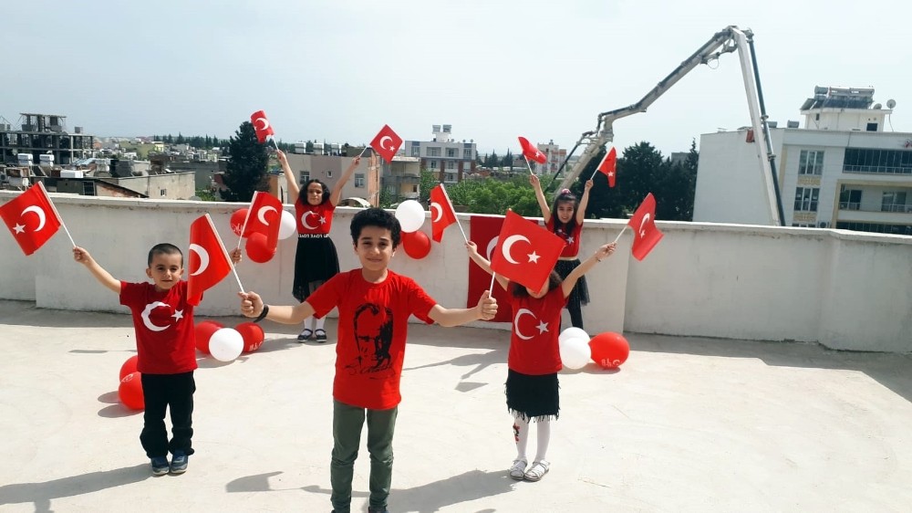 Kuzenler 23 Nisan’ı evin terasında kutladı 