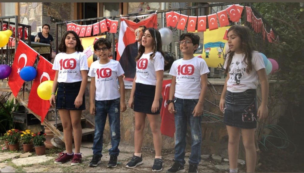 Kuzenler ve arkadaşlarından 23 Nisan şarkısı 
