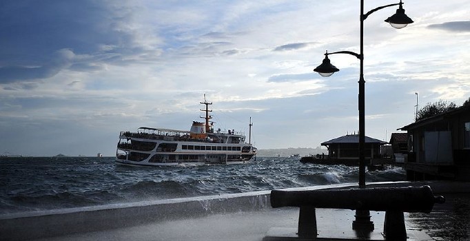 Kuzey Ege'de deniz ulaşımına fırtına engeli