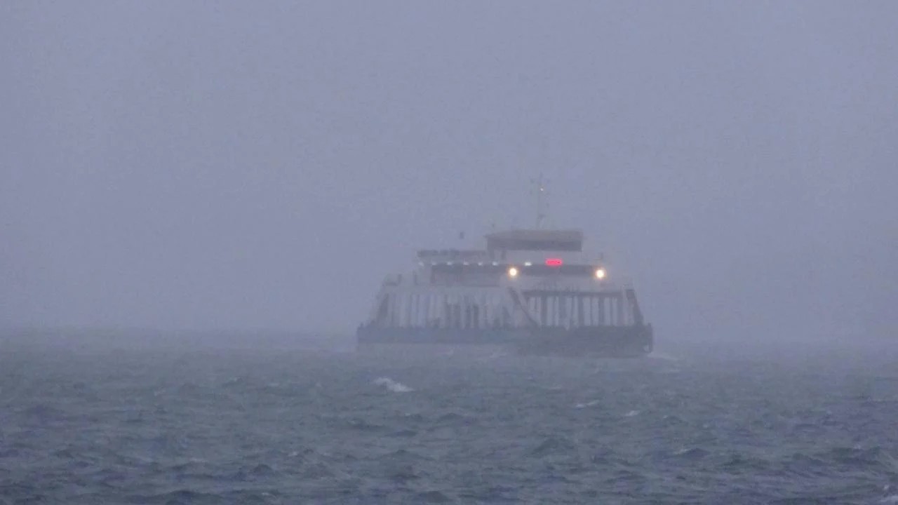 Kuzey Ege'de fırtına alarma! Deniz seferleri iptal edildi