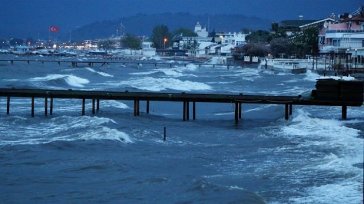 Kuzey Ege’de kuvvetli lodos