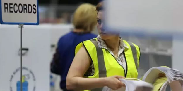 Kuzey İrlanda'da ayrılıkçı Sinn Fein seçimleri kazandı