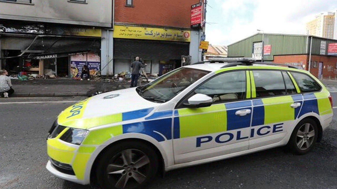 Kuzey İrlanda’da nefret ateşi! Göçmen karşıtı öfke iki evi küle çevirdi