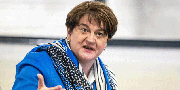 Kuzey İrlanda'da şok istifa