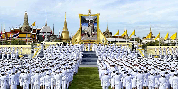 Kuzey Kore değil! O ülkenin kralına görkemli doğum günü kutlaması!