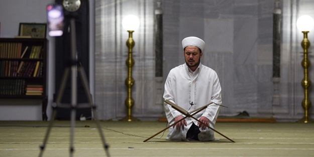 Kuzey Makedonya'da imamlar ilk teravih namazını boş camilerde kıldı