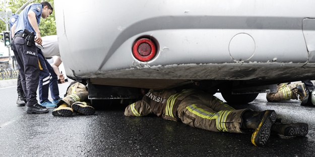 Kuzey Makedonya'ya giden otobüsün altında saklanıyordu! Sıkıştığı yerden itfaiye kurtardı