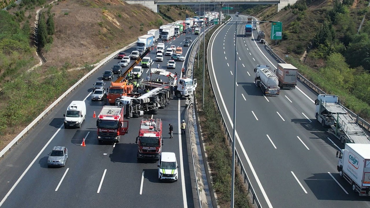 Kuzey Marmara Otoyolu kilitlendi: Taksi çarptı, TIR devrildi, trafik durdu!