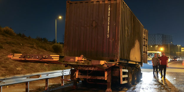 Kuzey Marmara Otoyolu'nda bir tırın dorsesinde yangın çıktı