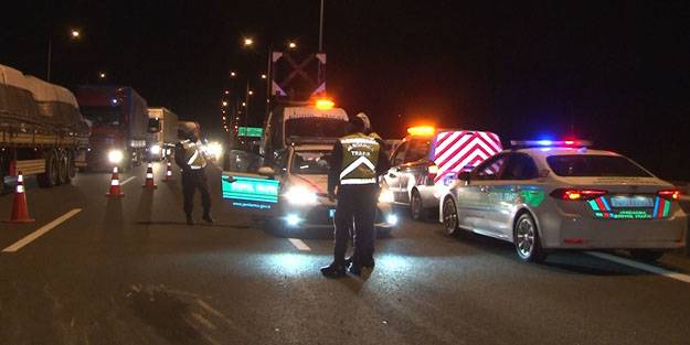 Kuzey Marmara Otoyolu’nda buğday yüklü tır devrildi: 2 yaralı