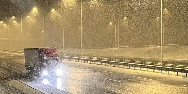 Kuzey Marmara Otoyolu'nda kar yağışı etkili oluyor