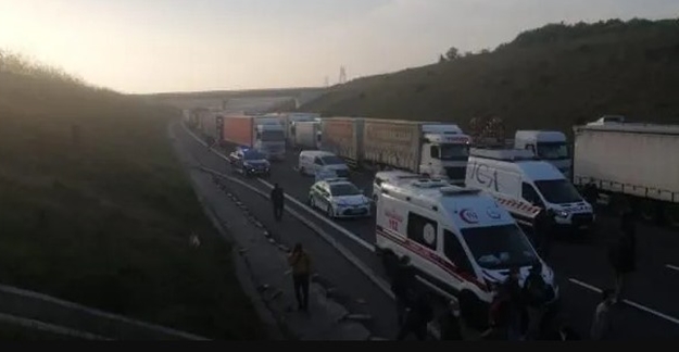 Kuzey Marmara Otoyolu'nda kireç yüklü TIR devrildi