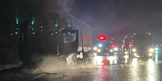 Kuzey Marmara Otoyolu'nda panik dolu anlar! Kimyasal ürün yüklü tır alev alev yandı