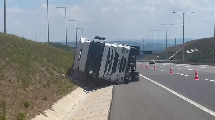 Kuzey Marmara Otoyolunda tır devrildi
