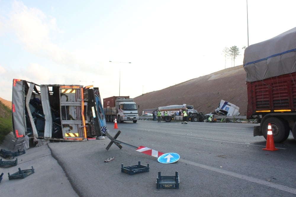 Kuzey Marmara Otoyolu’nda tır ile kamyon çarpıştı: 2 yaralı 