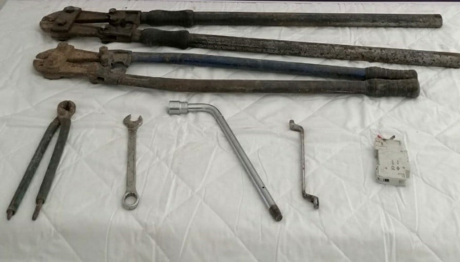 Kuzey Marmara Otoyolu’ndan bariyerleri çalan 2 şahıs yakalandı 