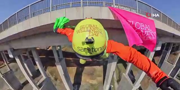 Kuzey Marmara Otoyolu'ndan tehlikeli görüntüler! Viyadükten kendini boşluğa bıraktı