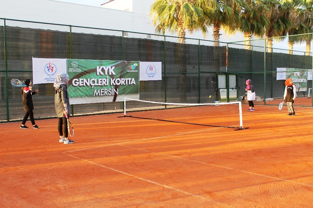 KYK öğrencileri tenis eğitimlerine başladı 