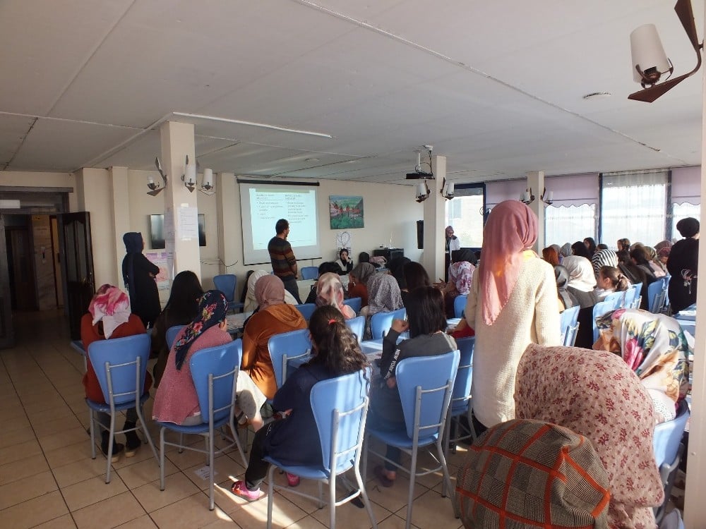 KYK yurdunda kalan öğrencilere seminer 