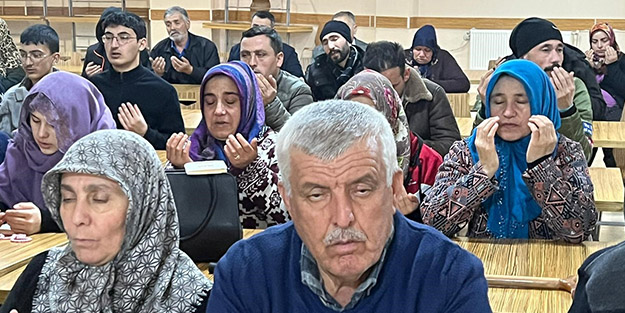 KYK yurtlarına yerleşen depremzedeler kaybettikleri yakınları için dua etti