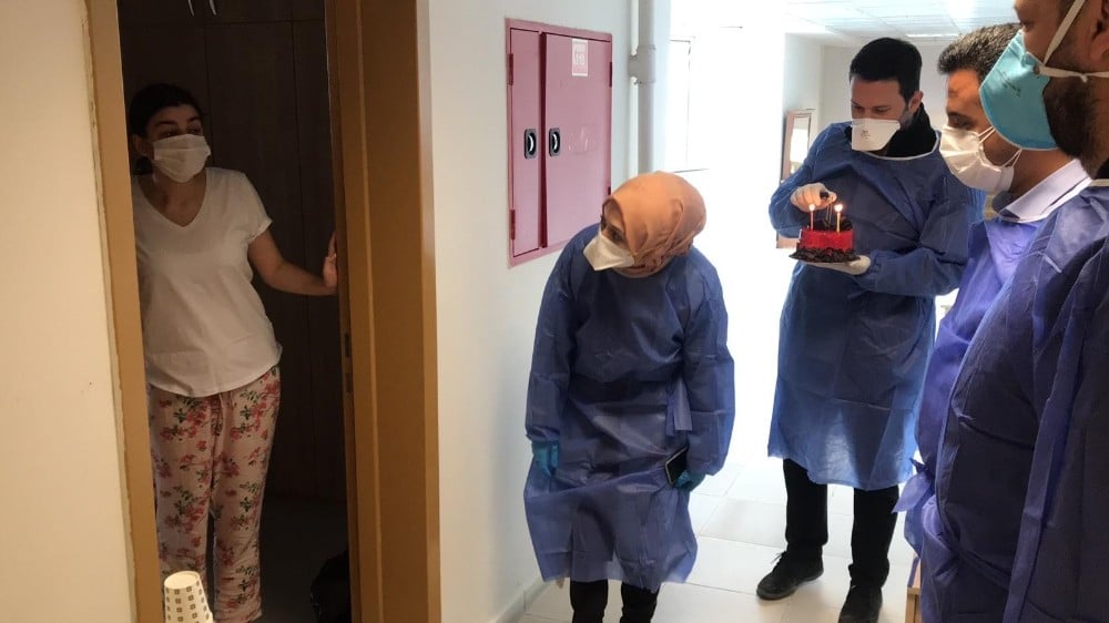 KYK’da karantinaya alınan vatandaşa doğum günü sürprizi 