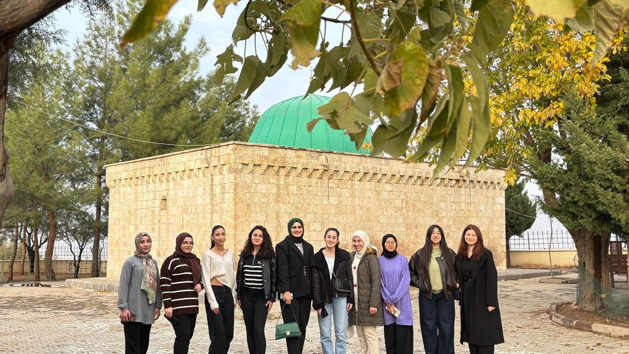 KYK’lı öğrencilerden Peygamberimizin dayısına ziyaret! Yaşarken cennetle müjdelenmişti...