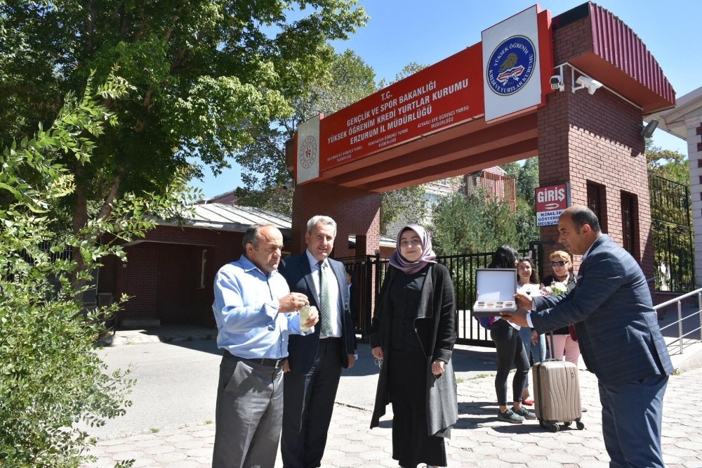 KYK’lı öğrencilere çiçekli karşılama 