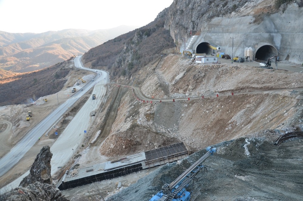 Laçin-Kırkdilim yolu trafiğe kapatıldı 