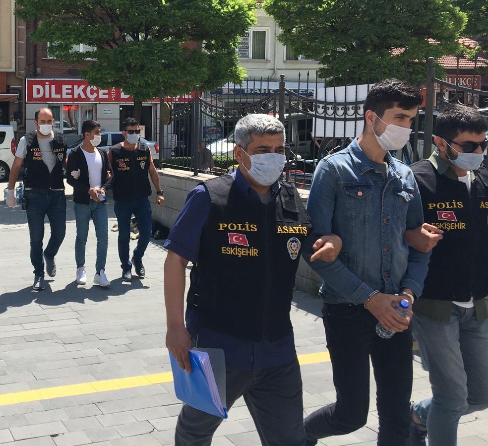 Laf atıp silahla yaralayarak kaçtılar 