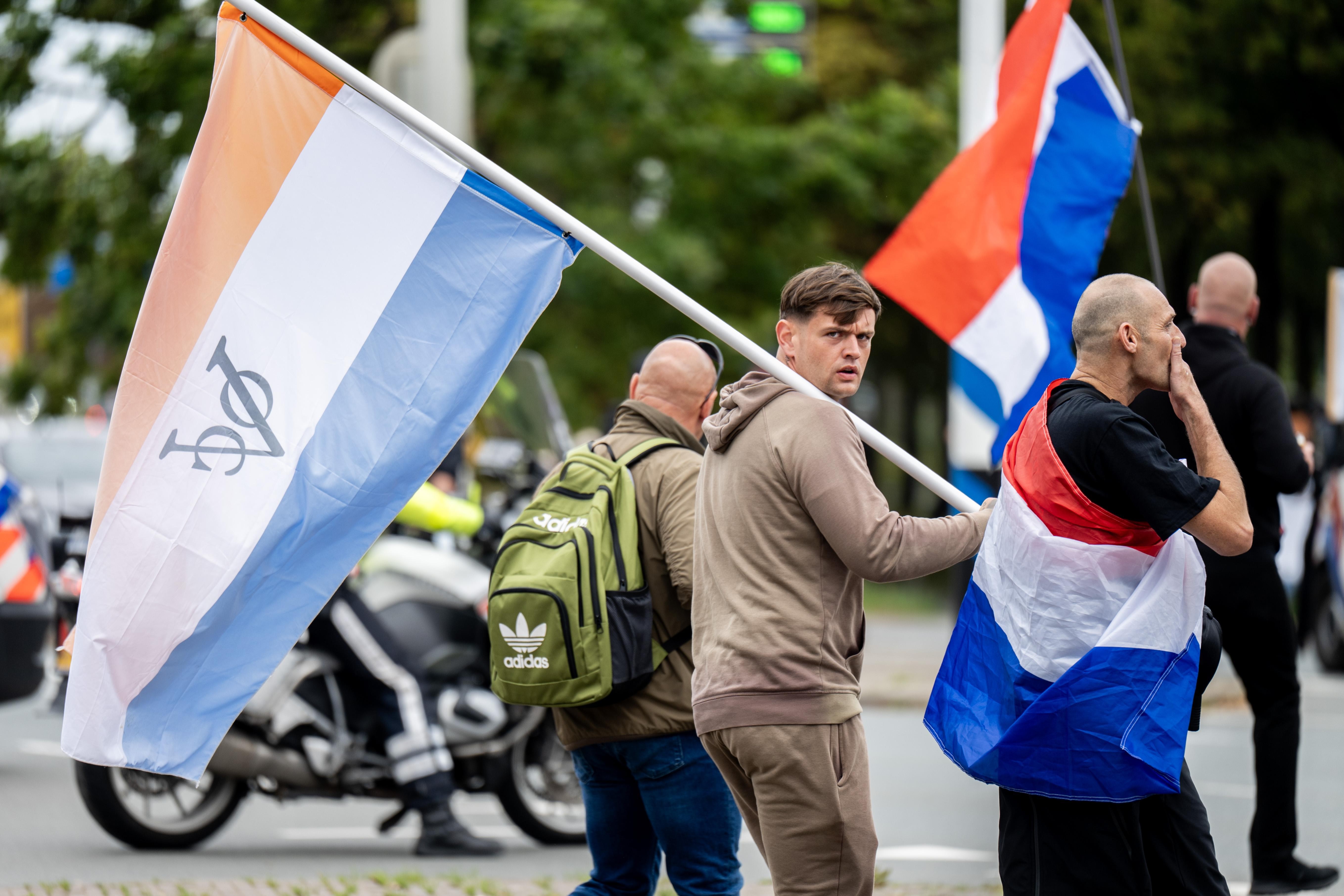 Lahey’de göçmenlik karşıtı protestoda olaylar çıktı: Polis aracı ateşe verildi