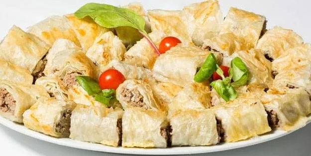 Lahmacun böreği tarifi nasıl yapılır? Hazır yufkadan lahmacun böreği