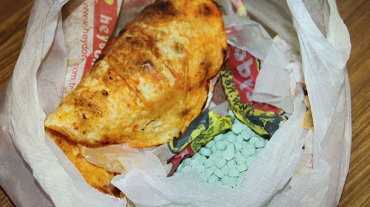Lahmacunun arasından bakın ne çıktı