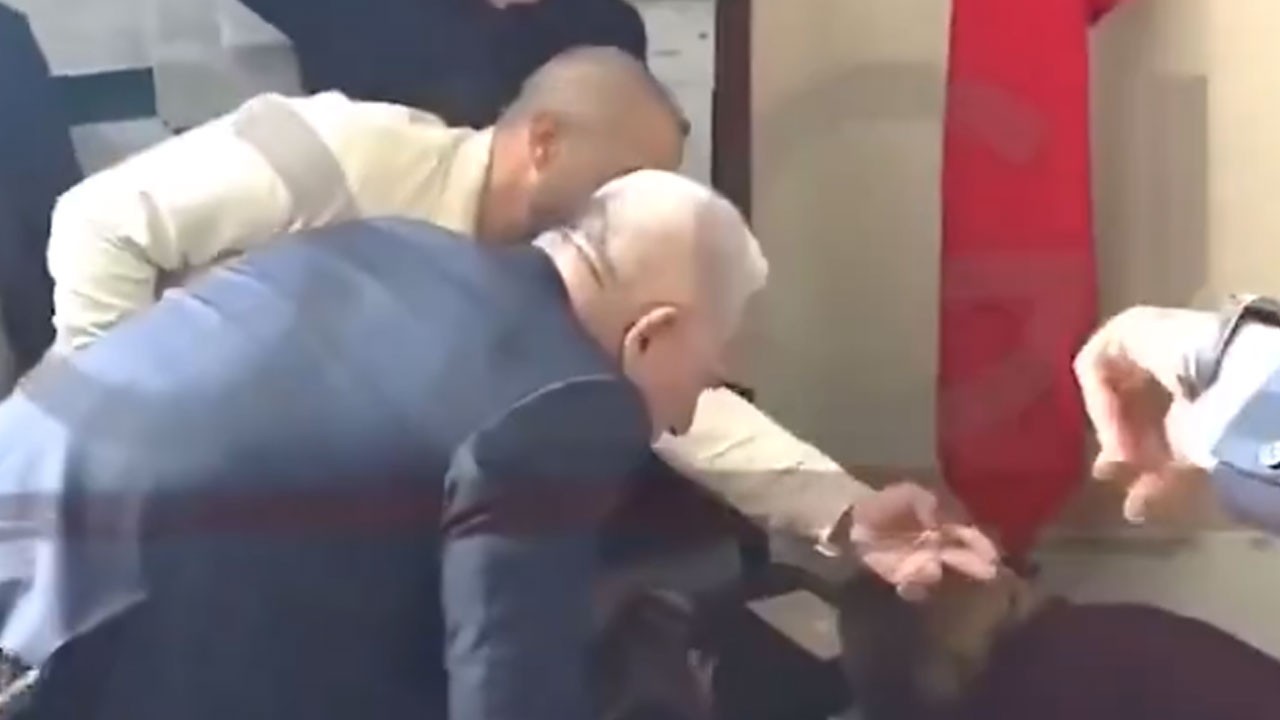 Laik atak geçiren dinozor! Başörtülü öğrenciyi görünce yere yığıldı