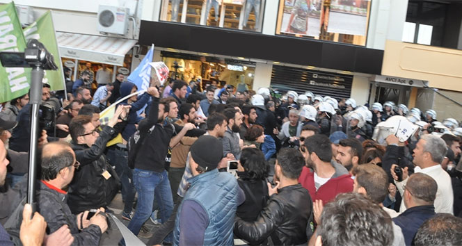 Laiklik eyleminde polise saldırdılar