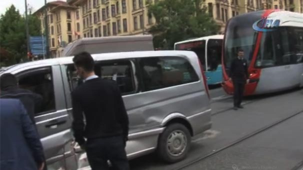 Laleli’de hafif ticari araç ile tramvay çarpıştı: 1 kişi yaralı