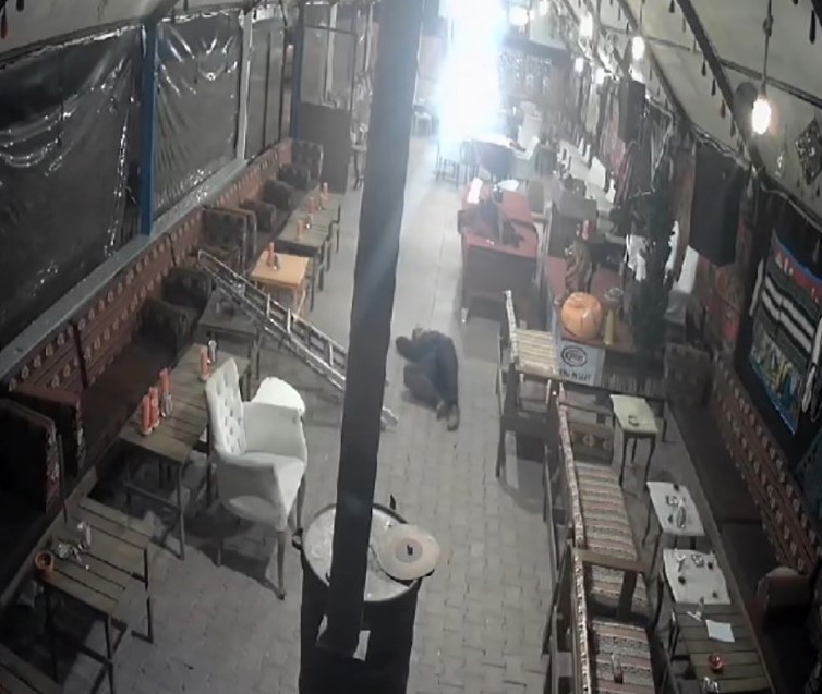 Lambaları düzeltmek istedi 4 metreden yere çakıldı! İşte o görüntüler