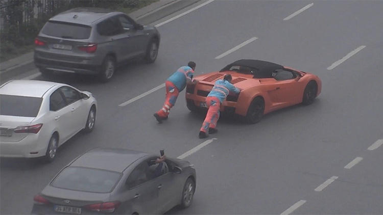 Lamborghini yolda kaldı! İstanbul trafiği kilitlendi